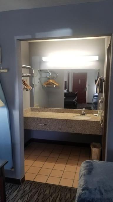 Osu King Bed Hotel Room 109 Wi-Fi Booking Stillwater Exterior photo