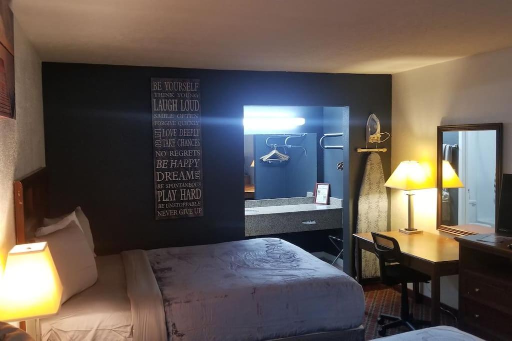Osu King Bed Hotel Room 109 Wi-Fi Booking Stillwater Exterior photo