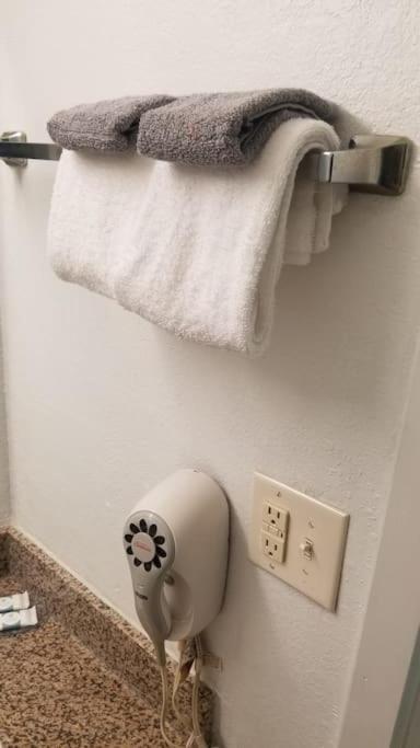 Osu King Bed Hotel Room 109 Wi-Fi Booking Stillwater Exterior photo