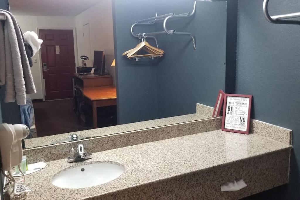 Osu King Bed Hotel Room 109 Wi-Fi Booking Stillwater Exterior photo