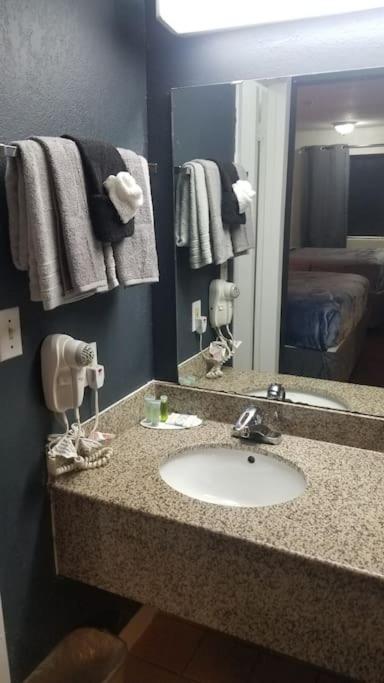 Osu King Bed Hotel Room 109 Wi-Fi Booking Stillwater Exterior photo
